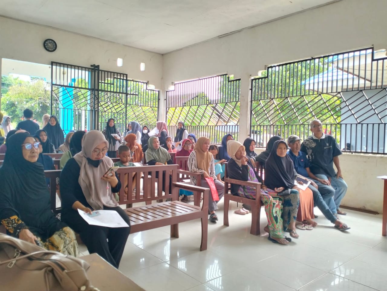 Desa Mambu Salurkan BLT Kesra kepada Warga yang Membutuhkan